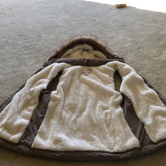 A puffer vest - Picture 3 of 5